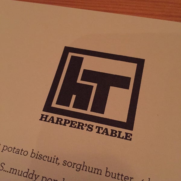 Foto tirada no(a) Harper&#39;s Table por Ryan B. em 2/7/2015