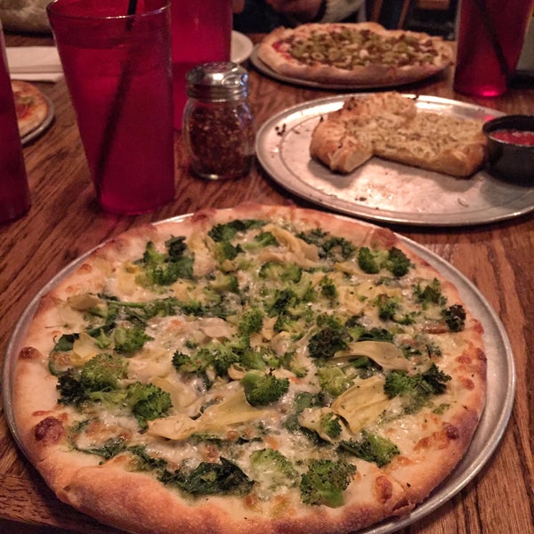 11/21/2015 tarihinde Sonya K.ziyaretçi tarafından Yellow Brick Pizza'de çekilen fotoğraf
