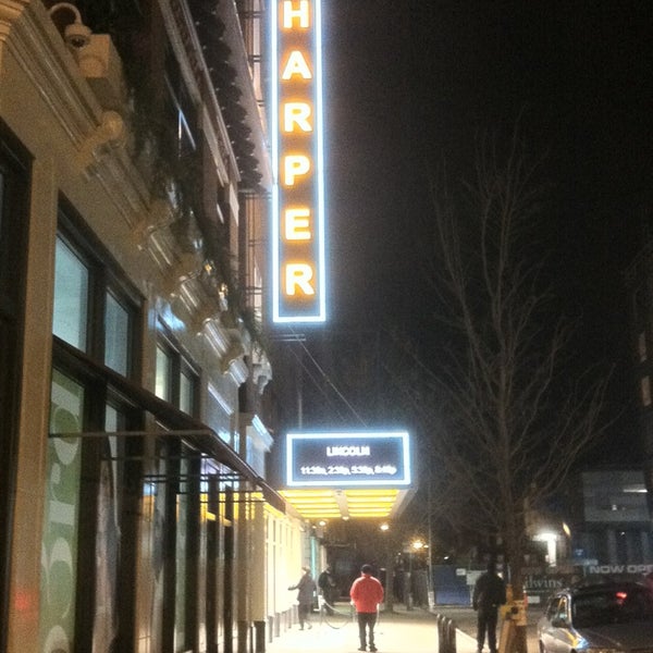 รูปภาพถ่ายที่ Harper Theater โดย Sarah เมื่อ 1/22/2013