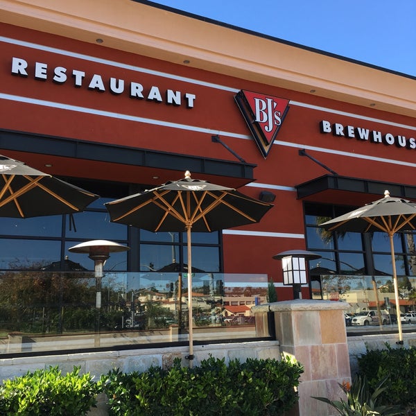 Photo taken at BJ&#39;s Restaurant &amp; Brewhouse by Adam S. on 11/16/2015