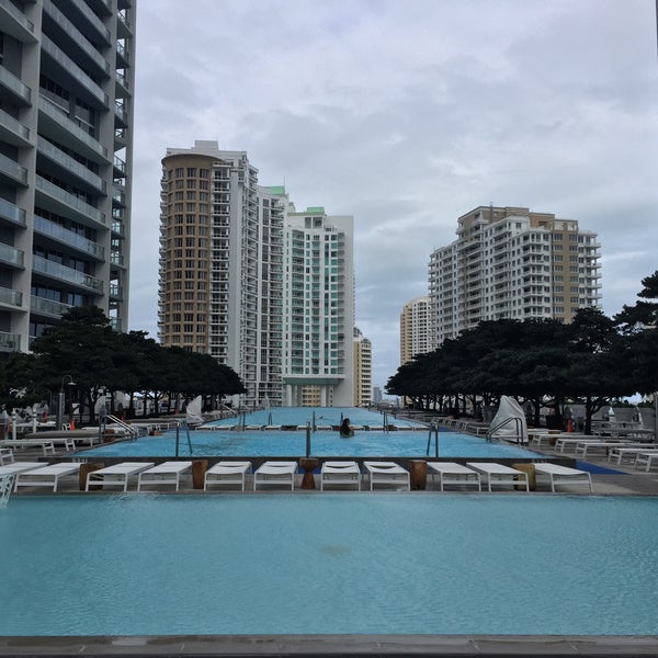 3/8/2015 tarihinde Anton S.ziyaretçi tarafından Viceroy Miami Hotel Pool'de çekilen fotoğraf