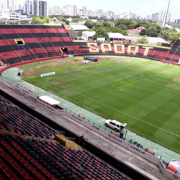 Photo taken at Estádio Adelmar da Costa Carvalho (Ilha do Retiro) by Suzana M. on 1/14/2018