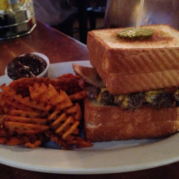 1/11/2014 tarihinde Burger D.ziyaretçi tarafından Dillinger&#39;s Taproom'de çekilen fotoğraf