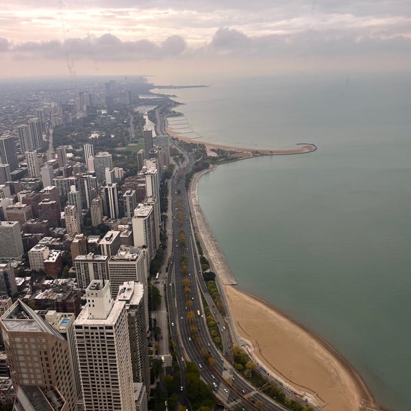 Foto diambil di 360 CHICAGO oleh TaReQ pada 10/19/2023