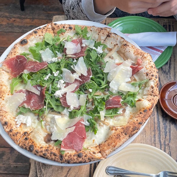 7/15/2023 tarihinde Zack M.ziyaretçi tarafından Tony’s Pizza Napoletana'de çekilen fotoğraf