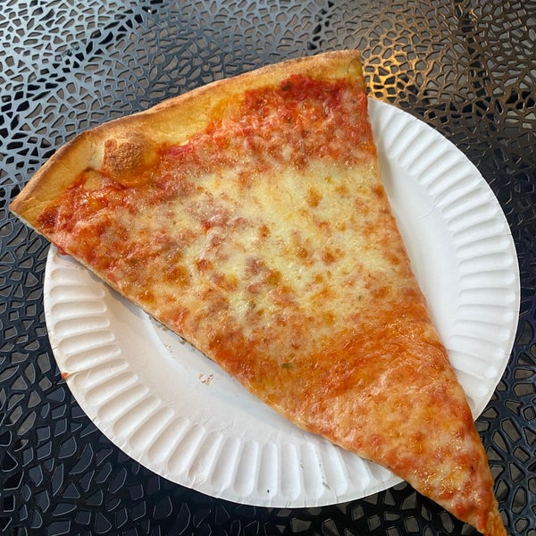 Foto diambil di Bleecker Street Pizza oleh Karthik I. pada 6/17/2023