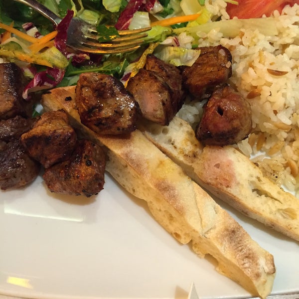 Снимок сделан в DOY DOY Kebab Restaurant пользователем Emre E. 10/7/2015