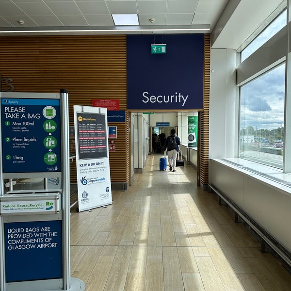 รูปภาพถ่ายที่ Glasgow International Airport (GLA) โดย Cocoa U. เมื่อ 6/19/2023