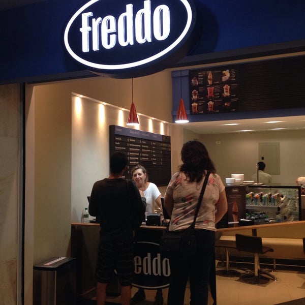 Photo taken at Freddo by Rafael C. on 5/14/2014