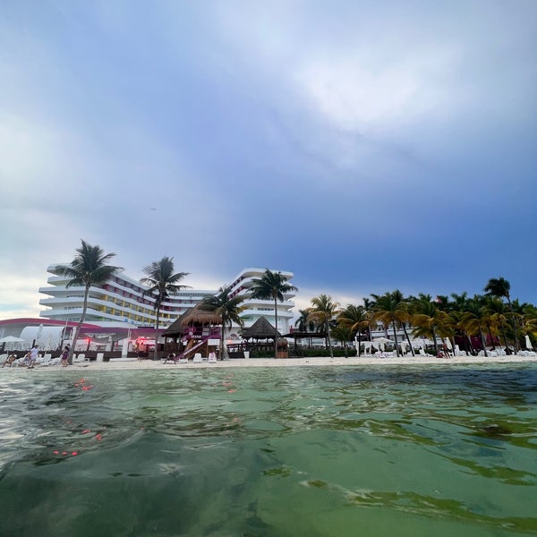 Foto diambil di Temptation Resort &amp; Spa Cancun oleh Someone pada 10/1/2023