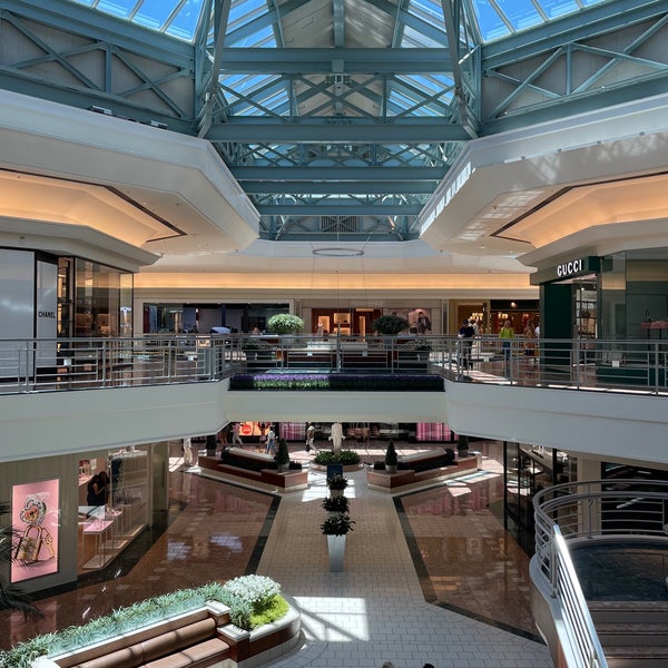 Hollister gardens mall hot sale
