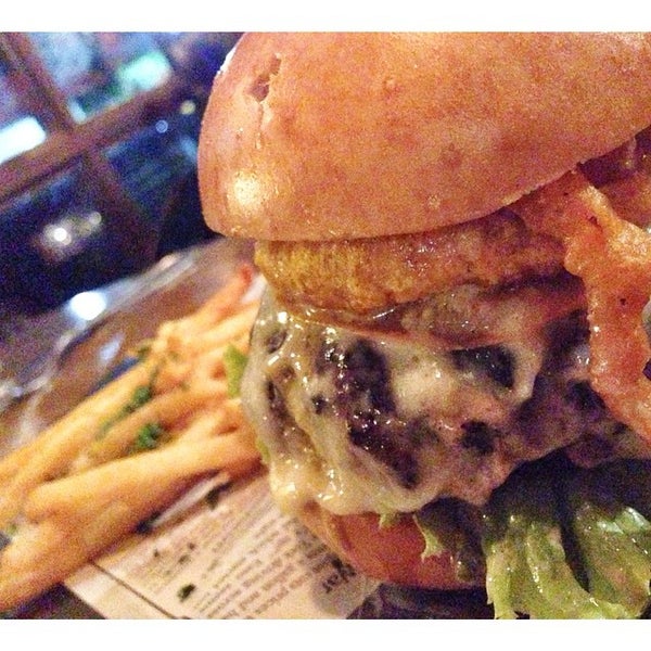 12/5/2014 tarihinde Stephanie R.ziyaretçi tarafından Max Fifty Burger &amp; Bar'de çekilen fotoğraf