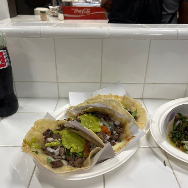 รูปภาพถ่ายที่ Los Tacos No. 1 โดย Janet Z. เมื่อ 7/17/2023