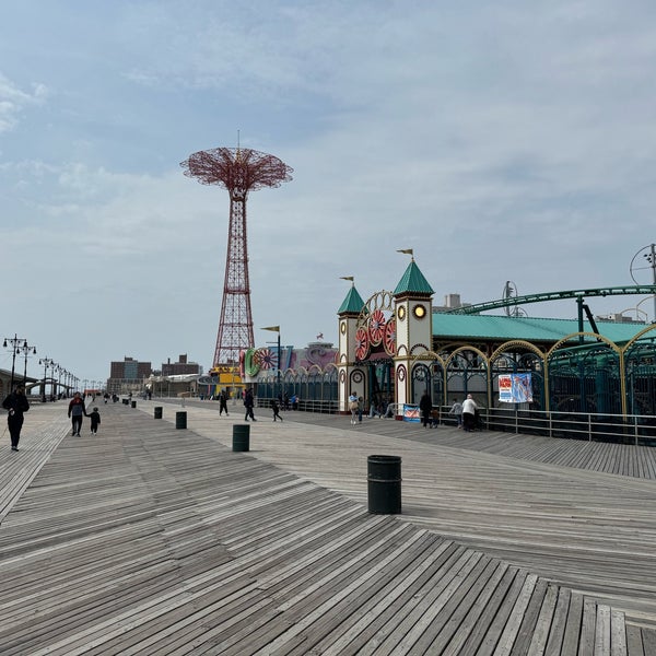 Снимок сделан в Coney Island Beach &amp; Boardwalk пользователем Robin B. 4/10/2024