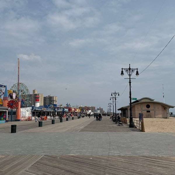 Снимок сделан в Coney Island Beach &amp; Boardwalk пользователем Robin B. 4/10/2024