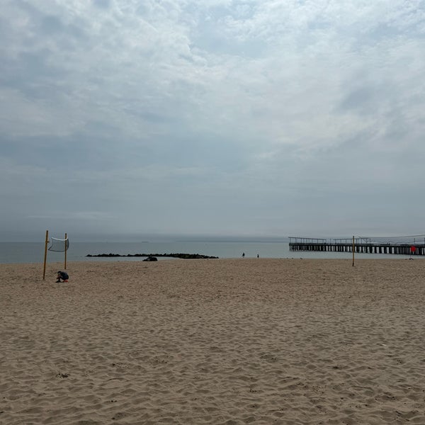 รูปภาพถ่ายที่ Coney Island Beach &amp; Boardwalk โดย Robin B. เมื่อ 4/10/2024