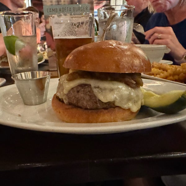 Foto scattata a 5 Napkin Burger da Robin B. il 4/11/2024