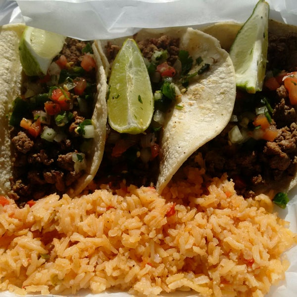 รูปภาพถ่ายที่ Espo&#39;s Mexican Food โดย Cher M. เมื่อ 2/10/2015
