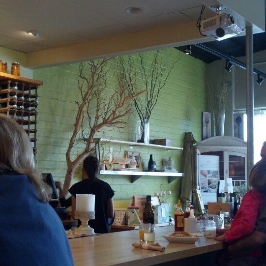 Foto diambil di To The Point Cafe &amp; Eatery oleh Dana C. pada 5/5/2013