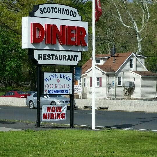 Foto tirada no(a) Scotchwood Diner por Anthony G. em 4/30/2016