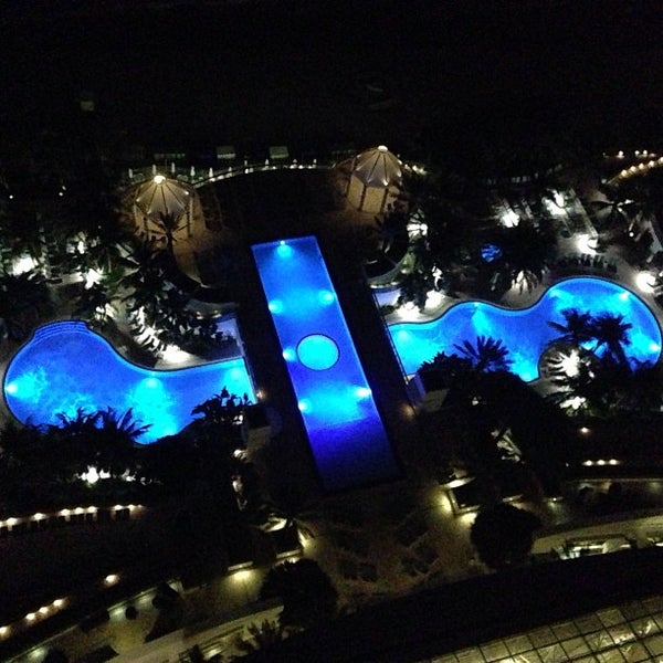 Снимок сделан в Pool at the Diplomat Beach Resort Hollywood, Curio Collection by Hilton пользователем David Y. 2/1/2013