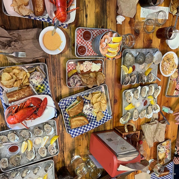 Photo prise au New England Lobster Market &amp; Eatery par Chrissie S. le11/6/2023