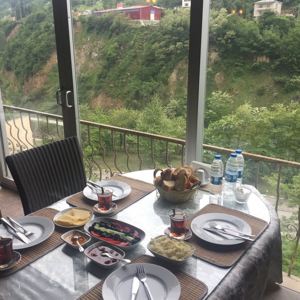 รูปภาพถ่ายที่ Kayadibi Saklıbahçe Restoran โดย Fd B. เมื่อ 5/17/2017