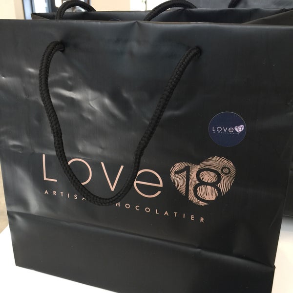 18c Chocolate Halal 500g Exclusive Durian Strawberry Nugget White Chocolate Bar Present Door Gift Hadiah 榴莲 巧克力 礼盒 礼物 Strawberry New Pgmall