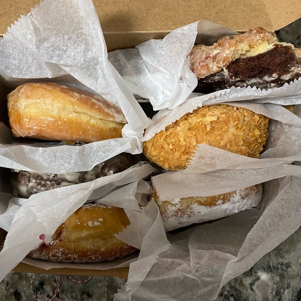 Foto diambil di Peter Pan Donut &amp; Pastry Shop oleh Madison G. pada 8/14/2023