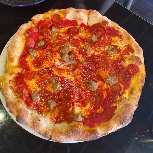 8/14/2023 tarihinde Madison G.ziyaretçi tarafından Tony’s Pizza Napoletana'de çekilen fotoğraf