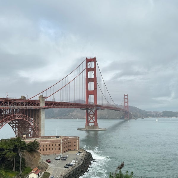 Foto diambil di Golden Gate Bridge Welcome Center oleh Steph T. pada 11/5/2023