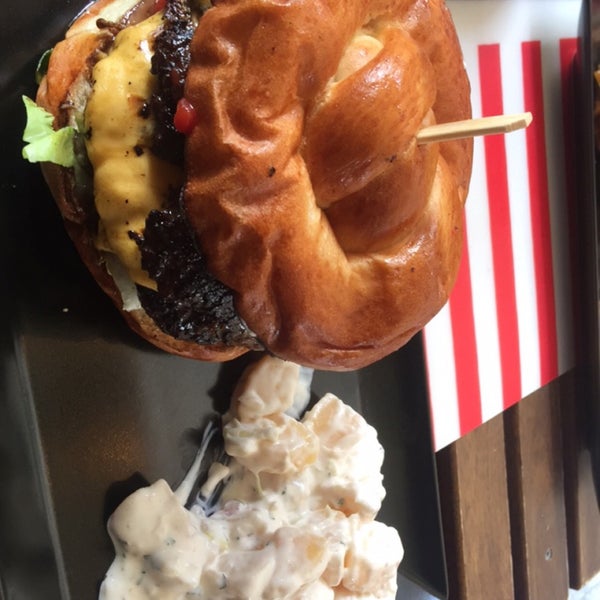 7/28/2018에 Khalid님이 Lucky 7 Burgers &amp; More에서 찍은 사진