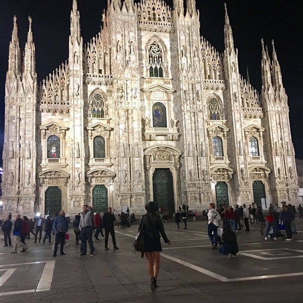 Foto diambil di Piazza del Duomo oleh Burcu Deniz B. pada 10/24/2017