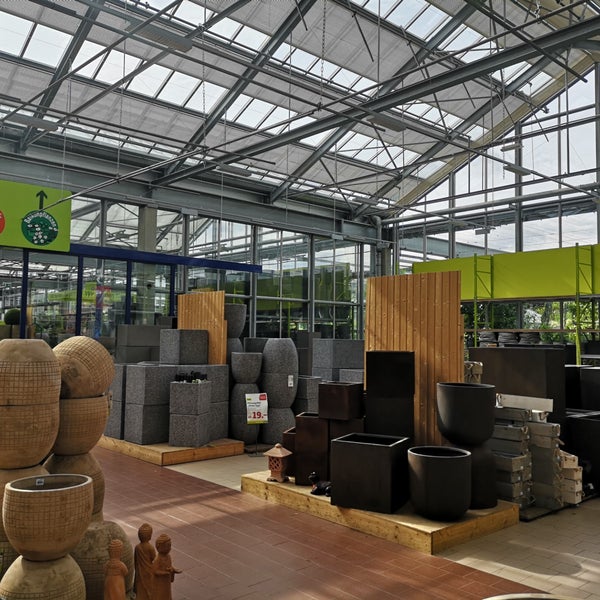 รูปภาพถ่ายที่ Pflanzen-Kölle Gartencenter GmbH &amp; Co. KG Wiesbaden โดย Robert L. เมื่อ 7/8/2019