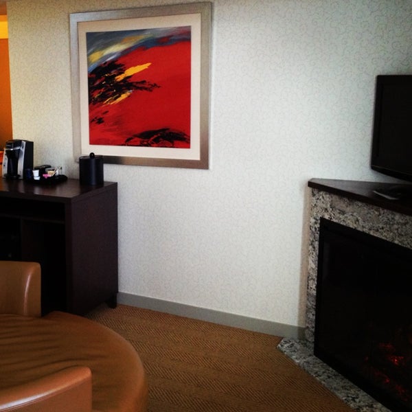 รูปภาพถ่ายที่ Aava Whistler Hotel โดย Dean N. เมื่อ 3/22/2013