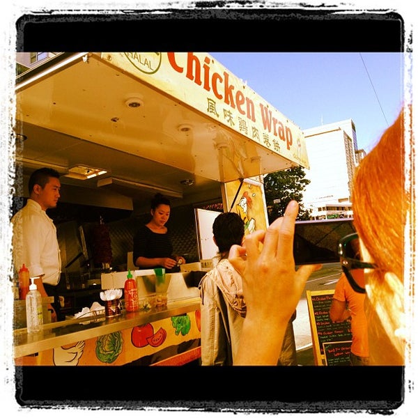 Foto diambil di Eat Chicken Wraps oleh Dean N. pada 9/27/2012