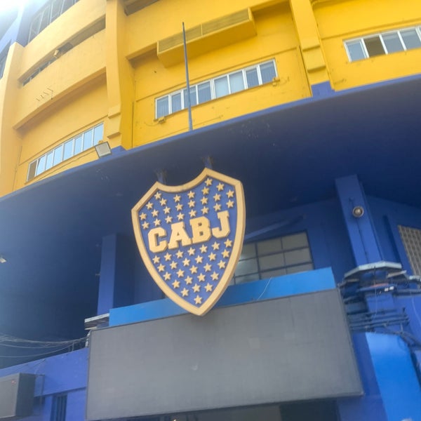 Photo taken at Estadio Alberto J. Armando &quot;La Bombonera&quot; (Club Atlético Boca Juniors) by R C. on 10/12/2022