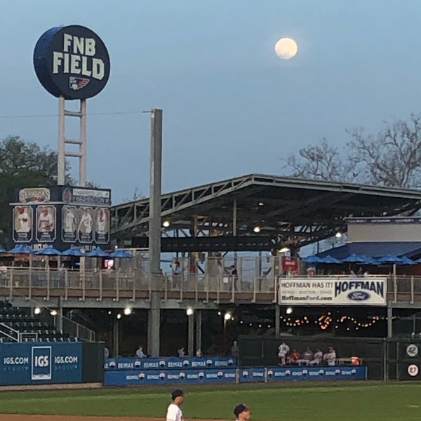 รูปภาพถ่ายที่ FNB Field โดย Doug M. เมื่อ 4/18/2019