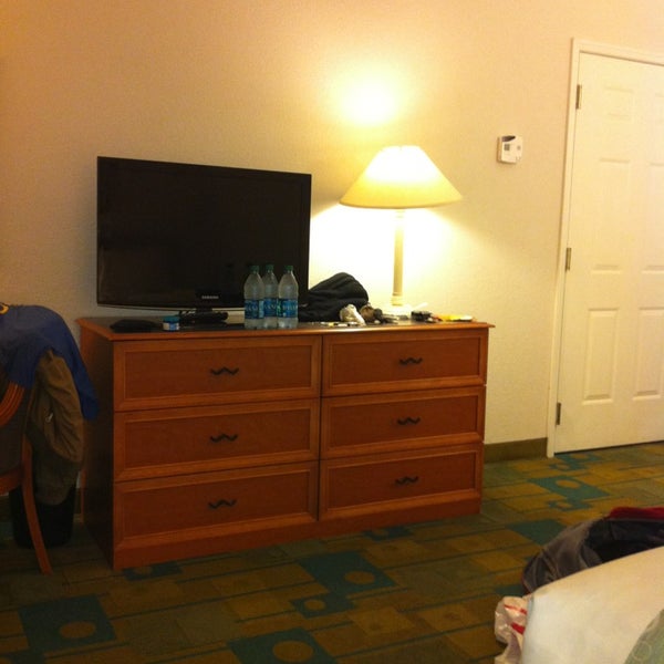Photo taken at La Quinta Inn &amp; Suites Jacksonville Butler Blvd by Marcelo A. on 1/28/2013