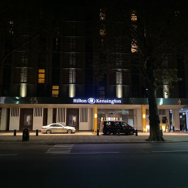 Foto diambil di Hilton London Kensington oleh Rickeroni pada 10/27/2019