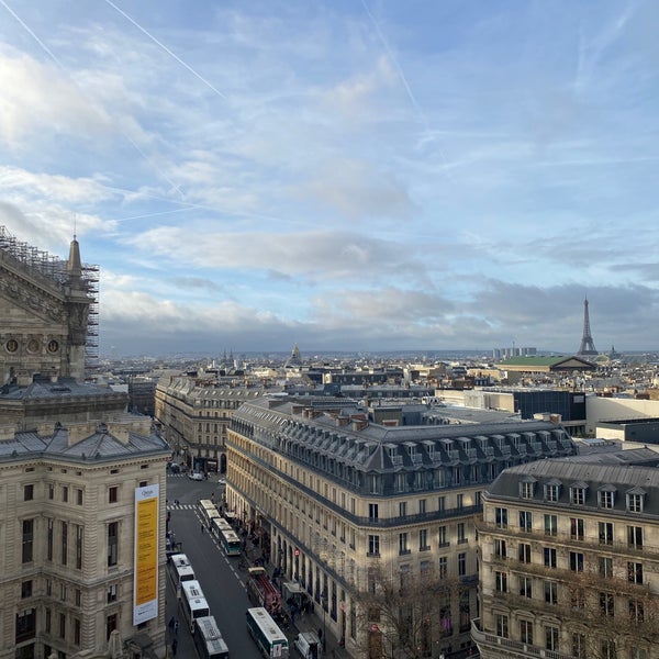 รูปภาพถ่ายที่ Terrasse des Galeries Lafayette โดย SARA H. เมื่อ 12/29/2023