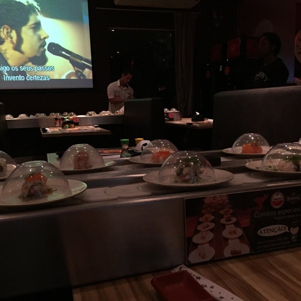 Foto tirada no(a) Keemo, Sushi em Movimento por Fabio M. em 1/8/2016