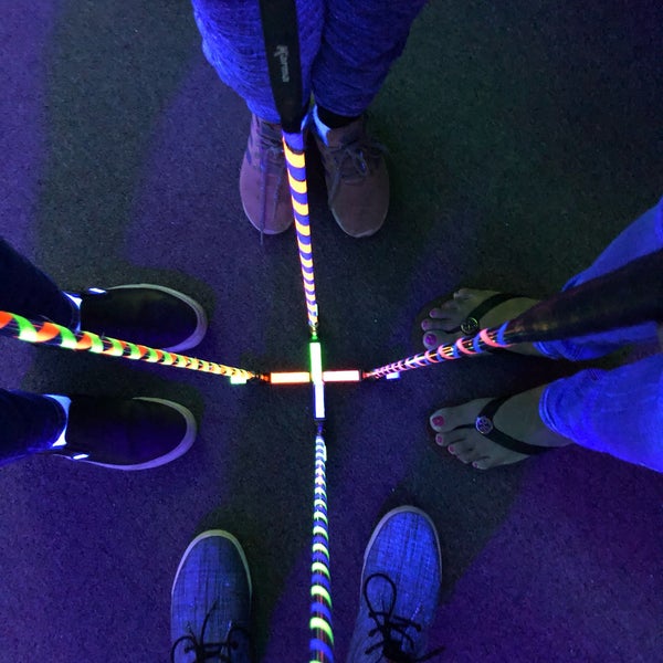 Foto tirada no(a) Glow Putt Mini Golf por Xian K. em 5/18/2019