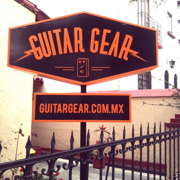 Foto tirada no(a) Guitar Gear DF por lap0la I. em 1/20/2013