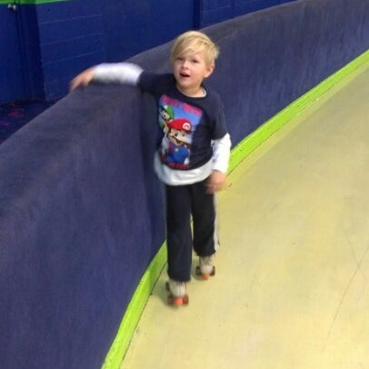 Foto tomada en Palace Roller Skating Rink  por Scott W. el 11/17/2012