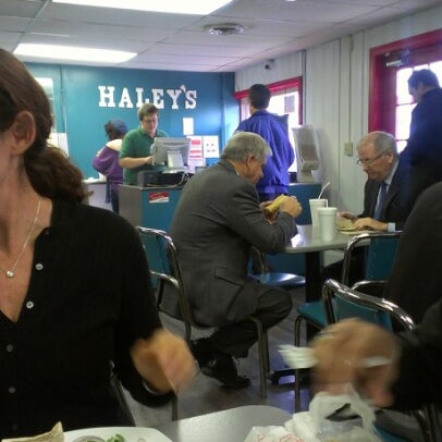 รูปภาพถ่ายที่ Haley&#39;s Homemade Sandwiches โดย Scott W. เมื่อ 11/5/2012