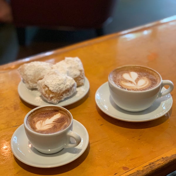 Foto diambil di Bayou Bakery, Coffee Bar &amp; Eatery oleh R . pada 6/7/2019