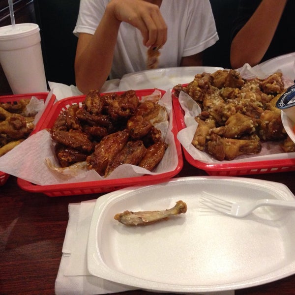 6/10/2014에 Susan L.님이 Wings &amp; Burger Haven에서 찍은 사진
