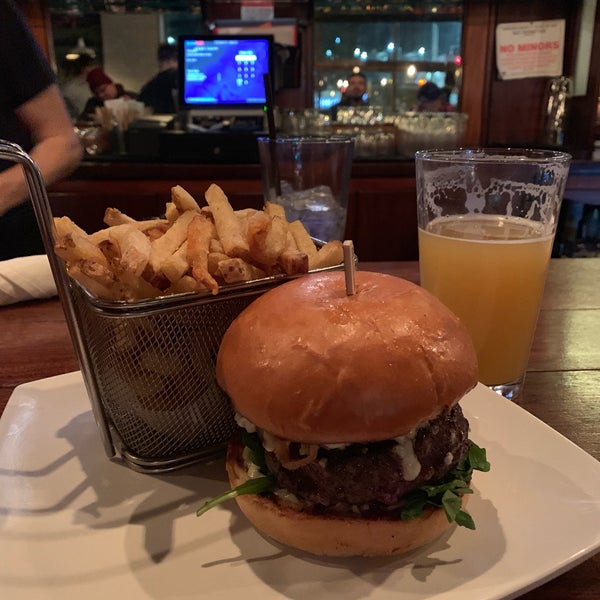 Photo taken at 8oz Burger Bar by Eric B. on 2/17/2019