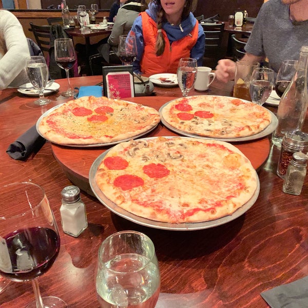 Foto tomada en Lala&#39;s Wine Bar &amp; Pizzeria  por Eric B. el 11/26/2018